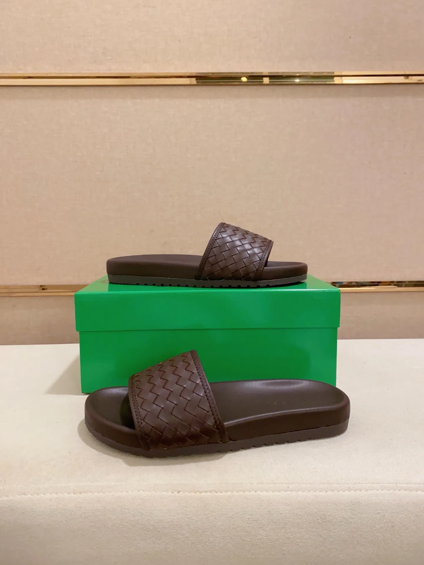 Men's shoes 💰: 320💰[BV~Bottega Veneta] Trendy new slippers are on the market. Same style as the official website. Counter quality [strong][strong][strong] Selected cow patent leather weaving. High-end atmosphere. Very cost-effective. Original wear-resistant rubber outsole. Fine workmanship. The upper layer of materials is used. The quality is visible. Shoe size 38-45.